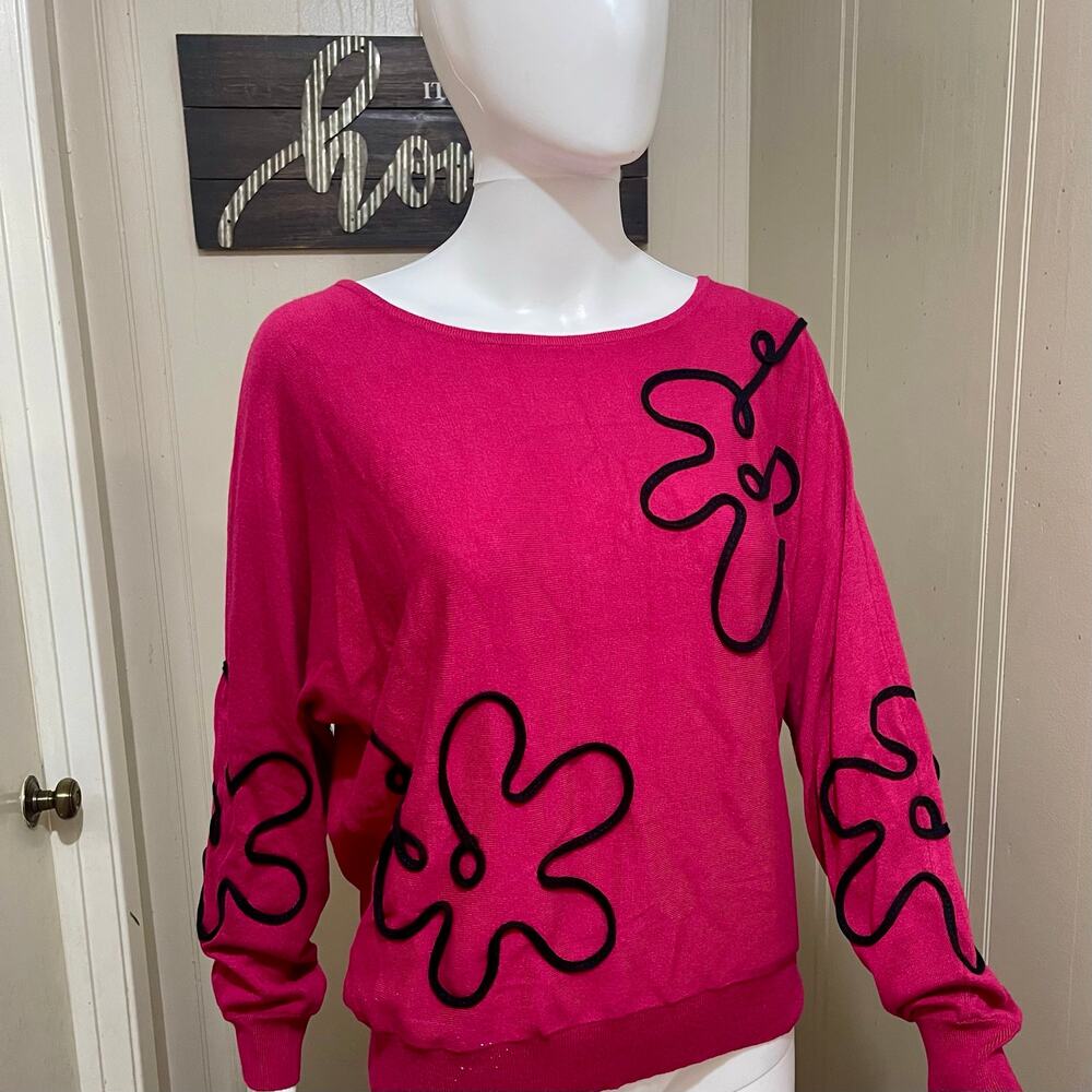 Vintage Y2K Oversized 🌸 M Hot Pink Sweater with Black 3D Abstract Flower Design